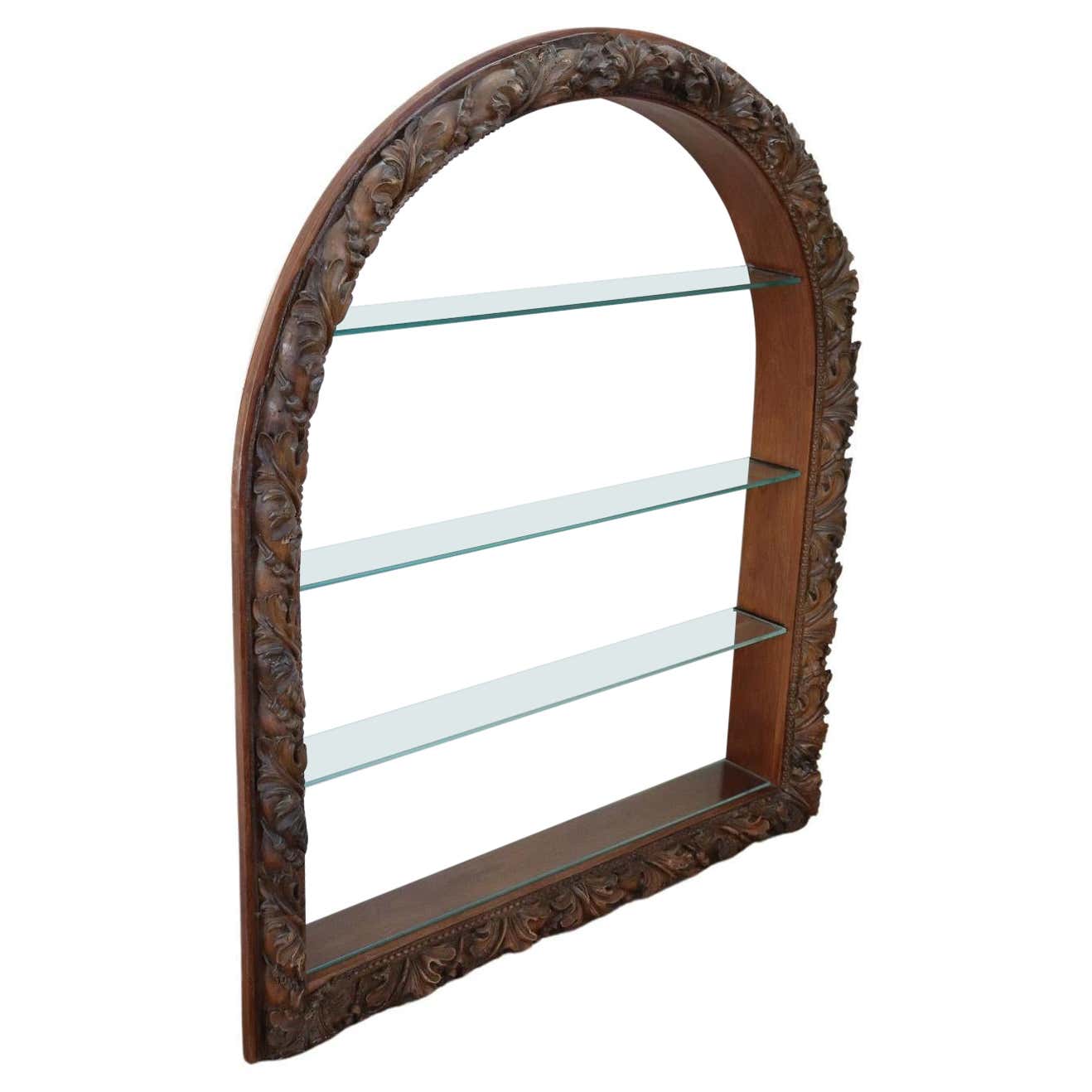 Grande etagere da incasso con cornice in noce scolpito e mensole in vetro '800