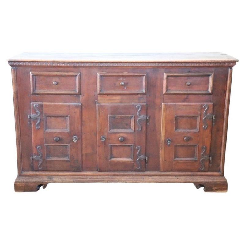 Credenza antica tre ante in noce secolo XVII